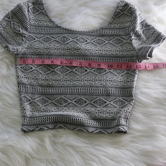 Divided Crop Top from H&M - White and Black Geometric Design, Size XS - Picture 7 of 8